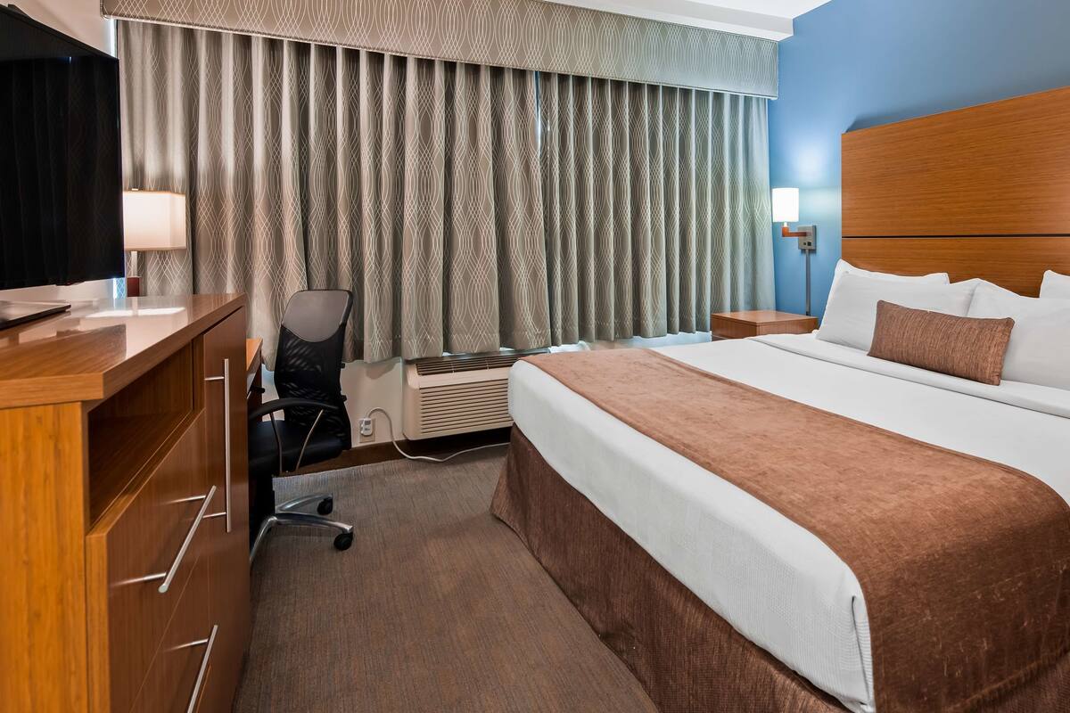 In-room safe, desk, iron/ironing board, alarm clocks