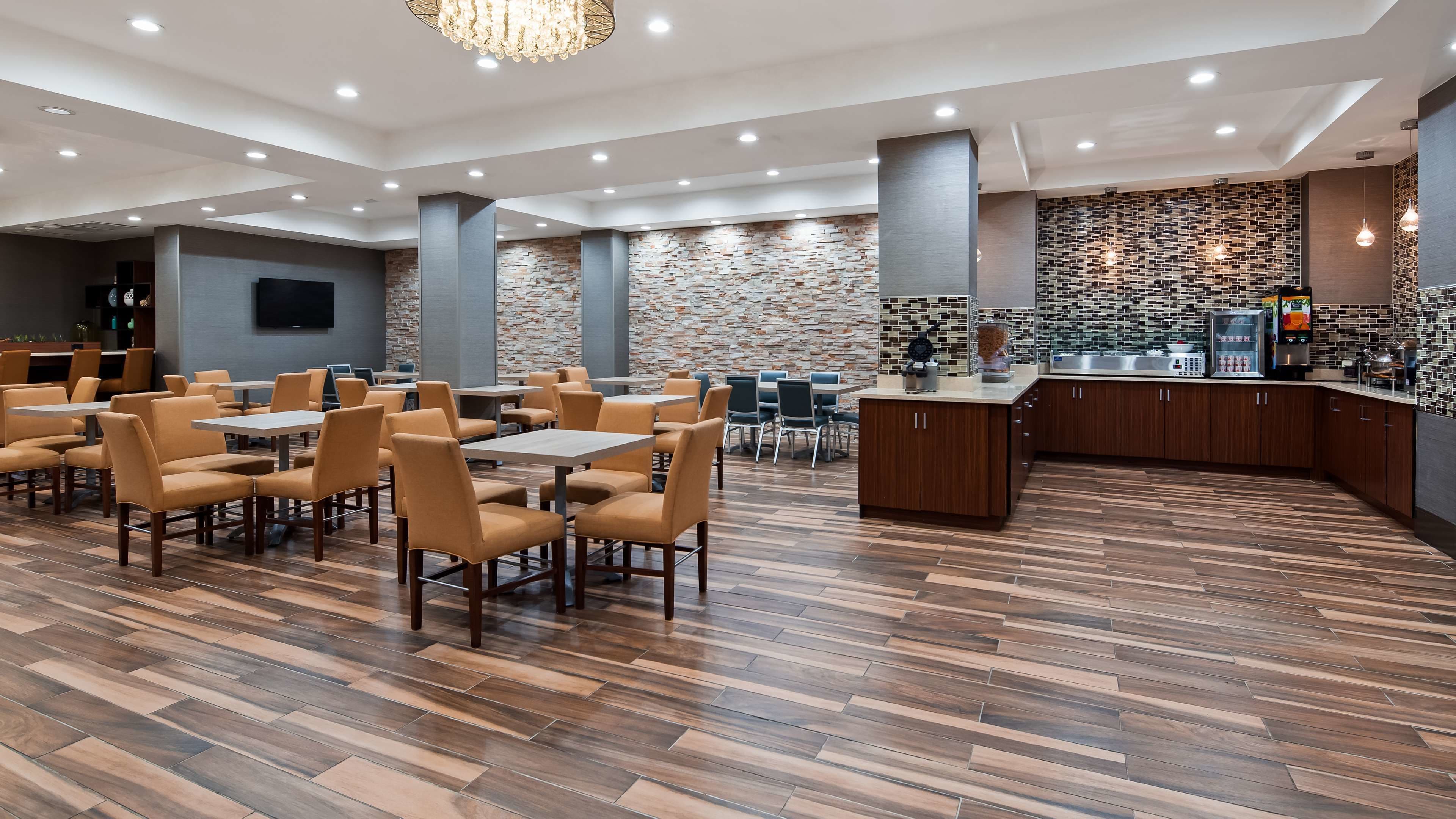 بوفيه فطور مجانًا يوميًا