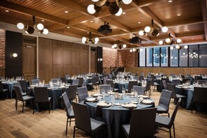 Business center - The Maven Hotel at Dairy Block (Denver)