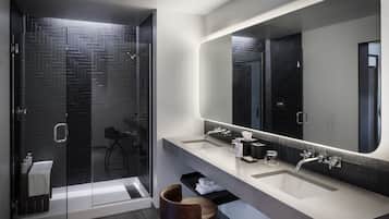Een bad/douchecombinatie, designer toiletartikelen, badjassen