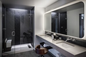 Ensemble douche/baignoire, articles de toilette de luxe, peignoirs