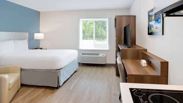 Schreibtisch, laptopgeeigneter Arbeitsplatz, schallisolierte Zimmer