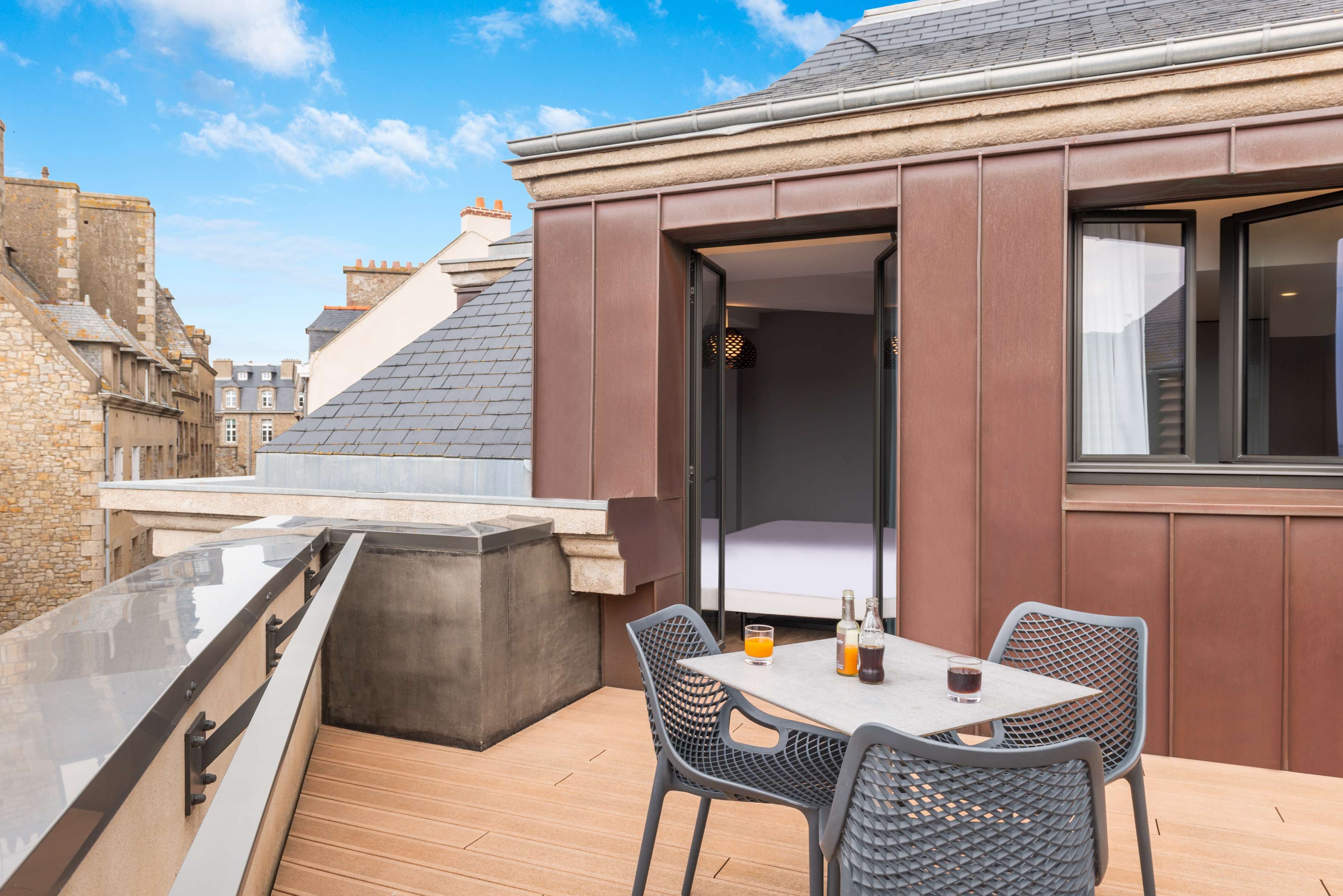 Suite, Meerdere bedden, terras | Luxe beddengoed, Select Comfort-bedden, een kluis op de kamer