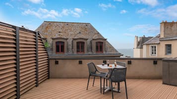 Suite, flere senger, terrasse | Sengetøy av topp kvalitet og senger med Select Comfort-madrass