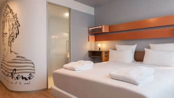 Habitación clásica, 1 cama de matrimonio | Ropa de cama de alta calidad, colchones Select Comfort, caja fuerte