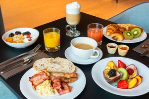Desayuno buffet diario (EUR 23 por persona)