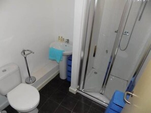 Studio | Bad | Dusj, toalettartikler (inkludert) og hårføner