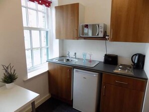 スタジオ | 専用簡易キッチン | 冷蔵庫、電子レンジ、オーブン、コンロ