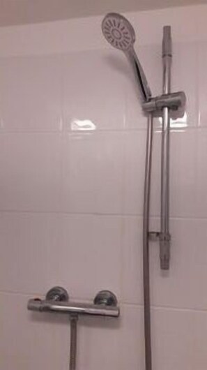 Iron/ironing board, free WiFi, bed sheets - Albion Apartments (Bradford)