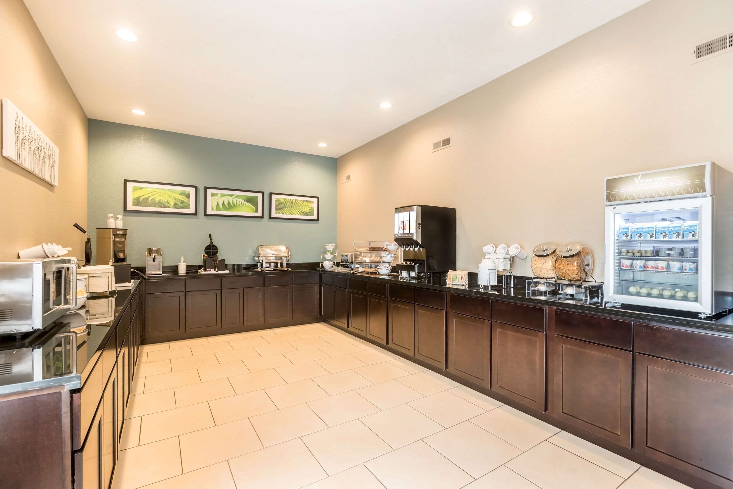 free daily full breakfast