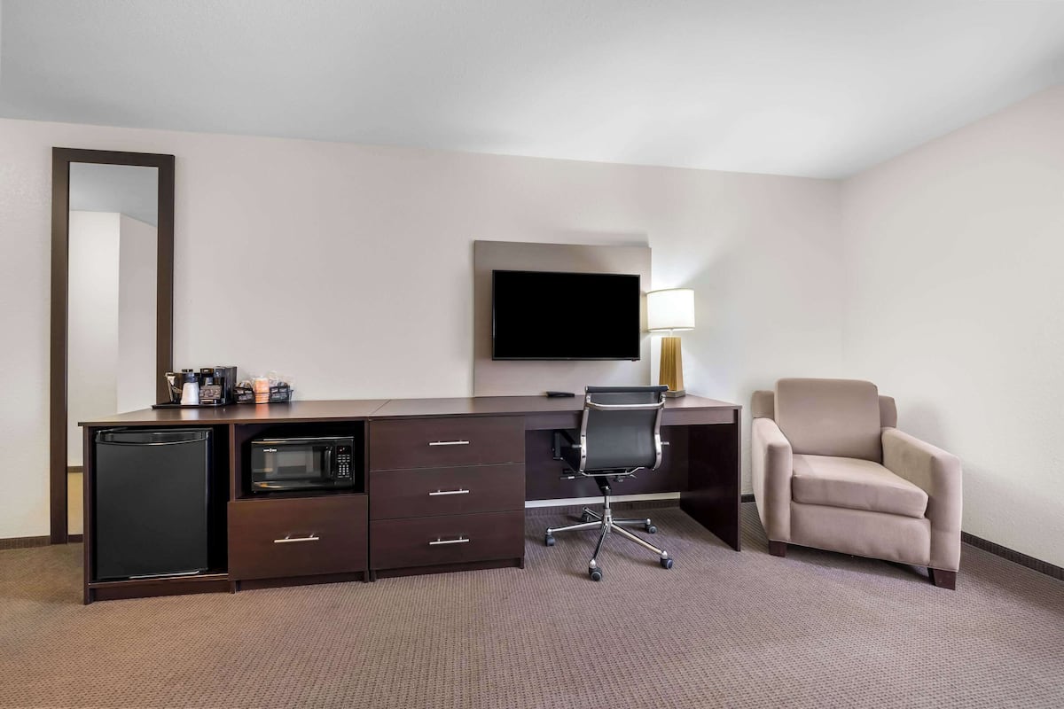 standard room, 1 king bed, non smoking | premium bedding, desk, blackout curtains, iron/ironing board