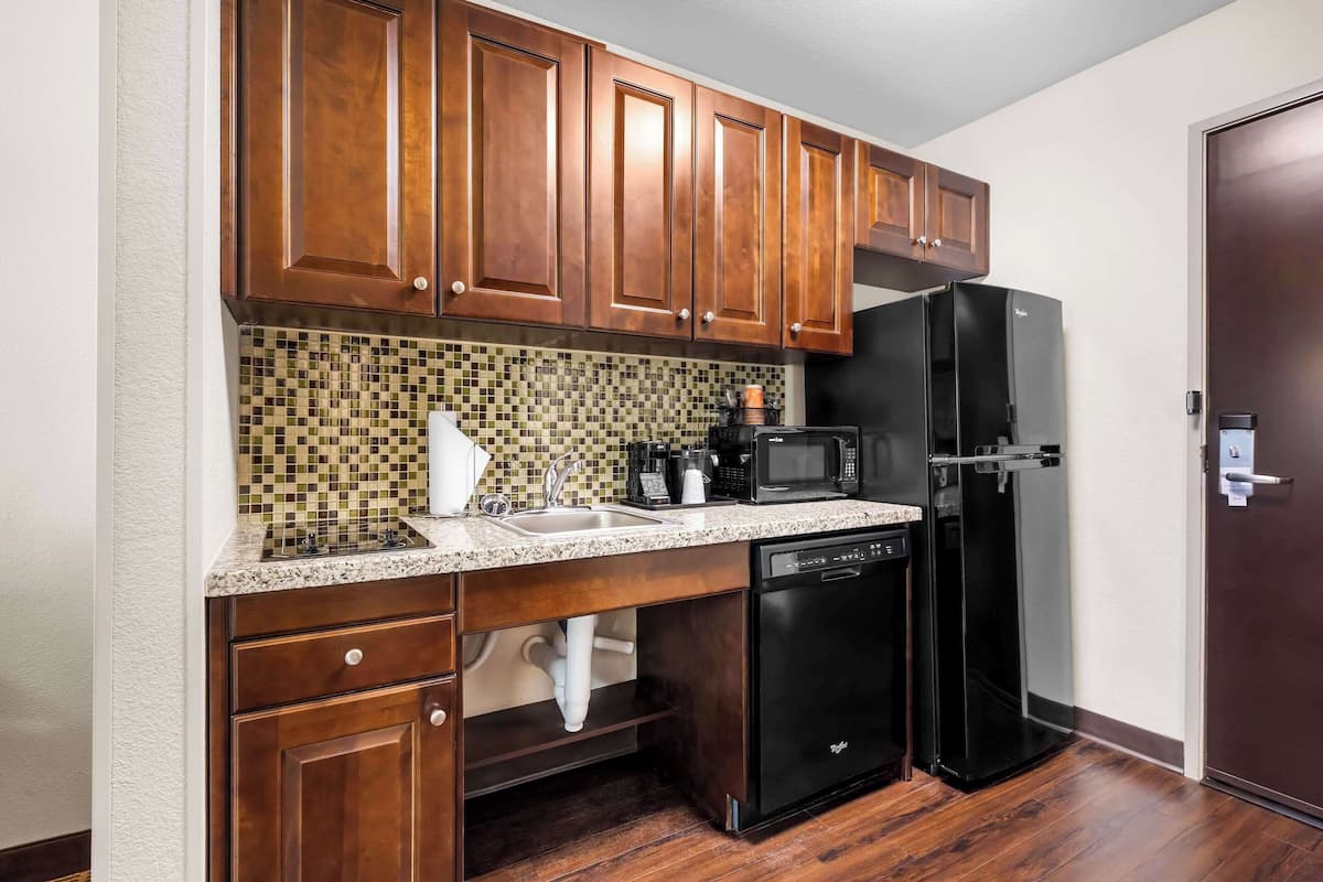 microwave, coffee/tea maker