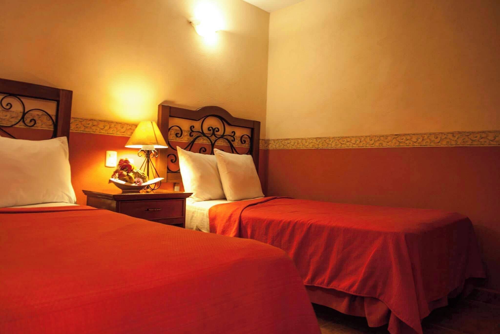 Escritorio, wifi gratis y ropa de cama 