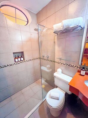 Phòng đôi | Phòng tắm | Buồng tắm vòi sen, đồ dùng nhà tắm miễn phí, máy sấy tóc, khăn tắm 