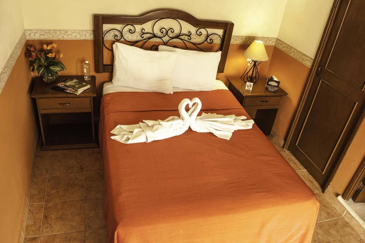 1 bedroom, desk, free wifi, bed sheets