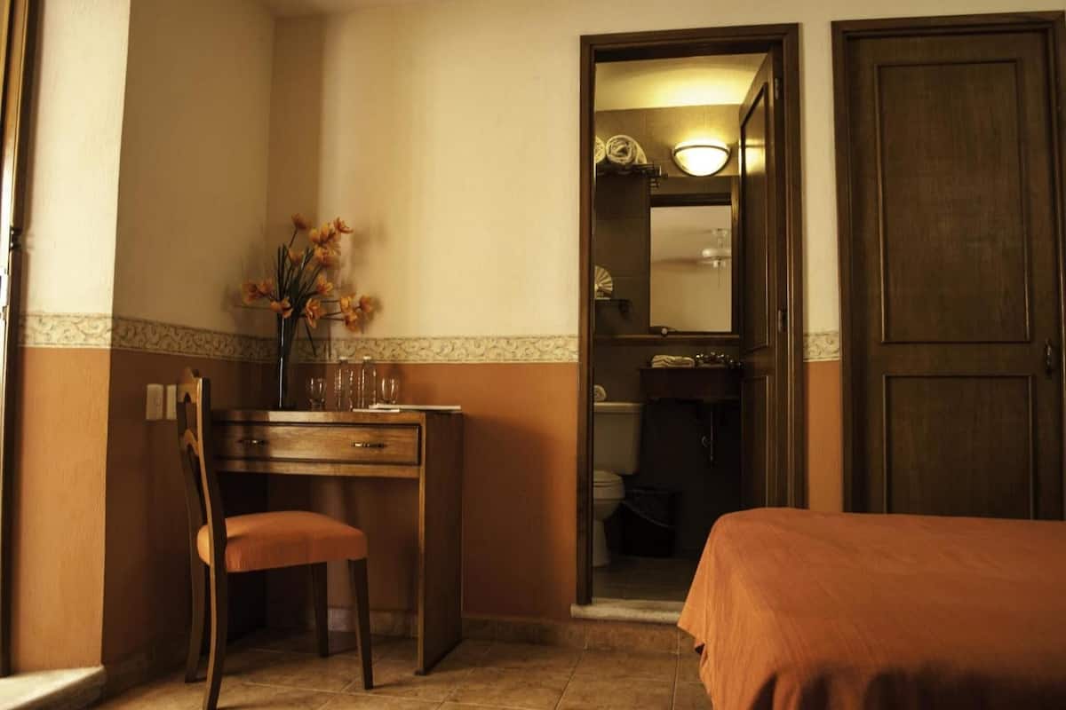 1 bedroom, desk, free wifi, bed sheets