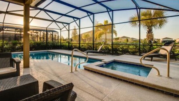 Una piscina al aire libre