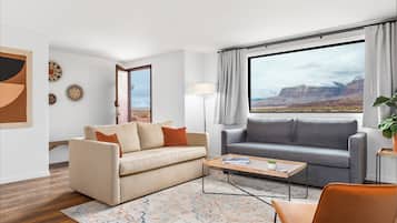 Apartment | Wohnbereich | 43-Zoll-LCD-Fernseher mit Satellitenempfang