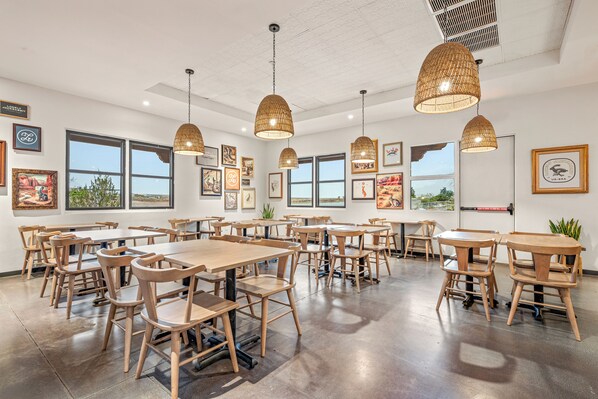 Se sirven desayunos, almuerzos, cenas y cocina americana