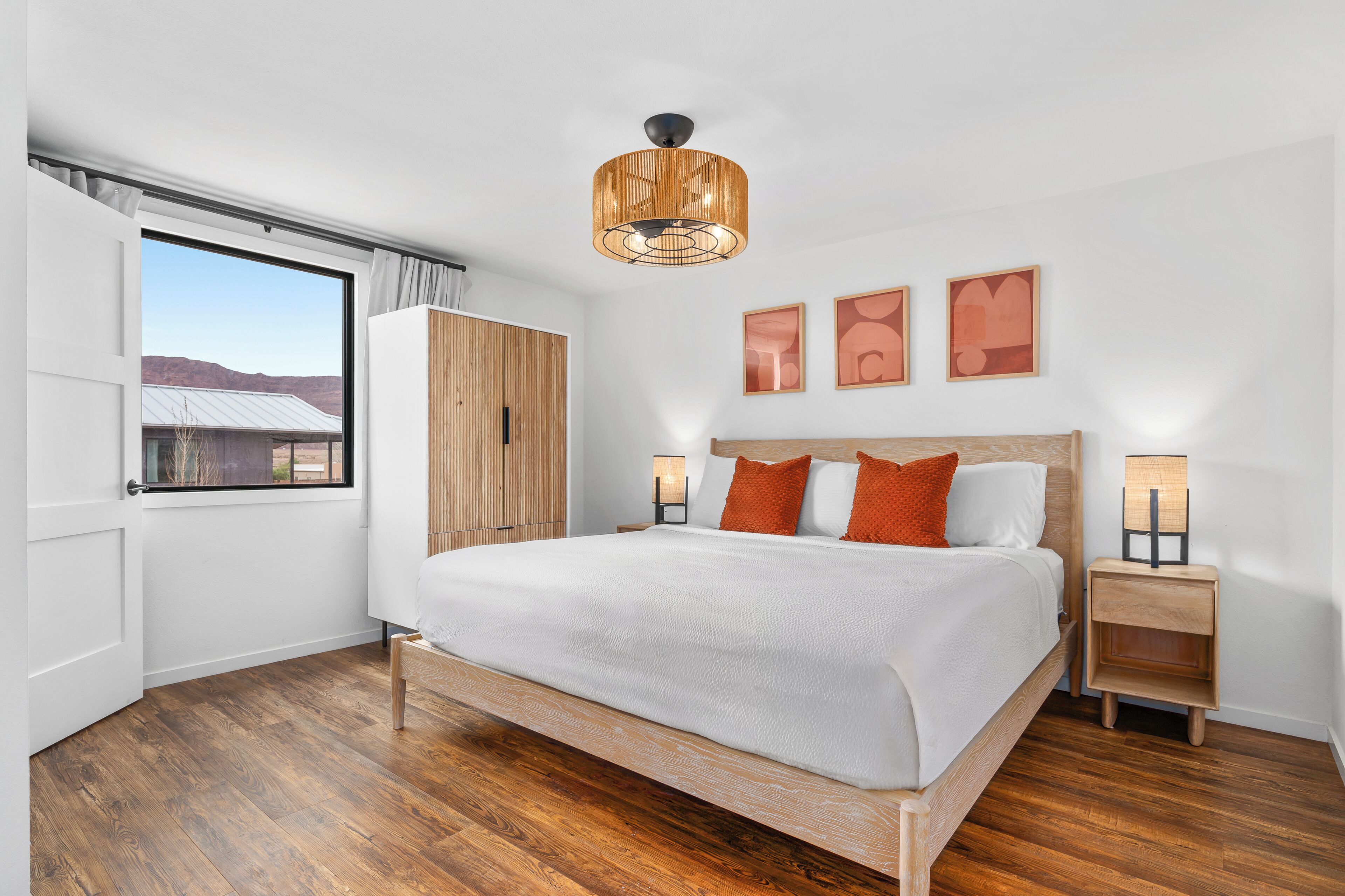 Apartment | Schreibtisch, Bettwäsche