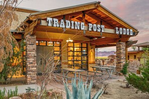 Front of property - Marble Canyon Lodge (Marble Canyon)