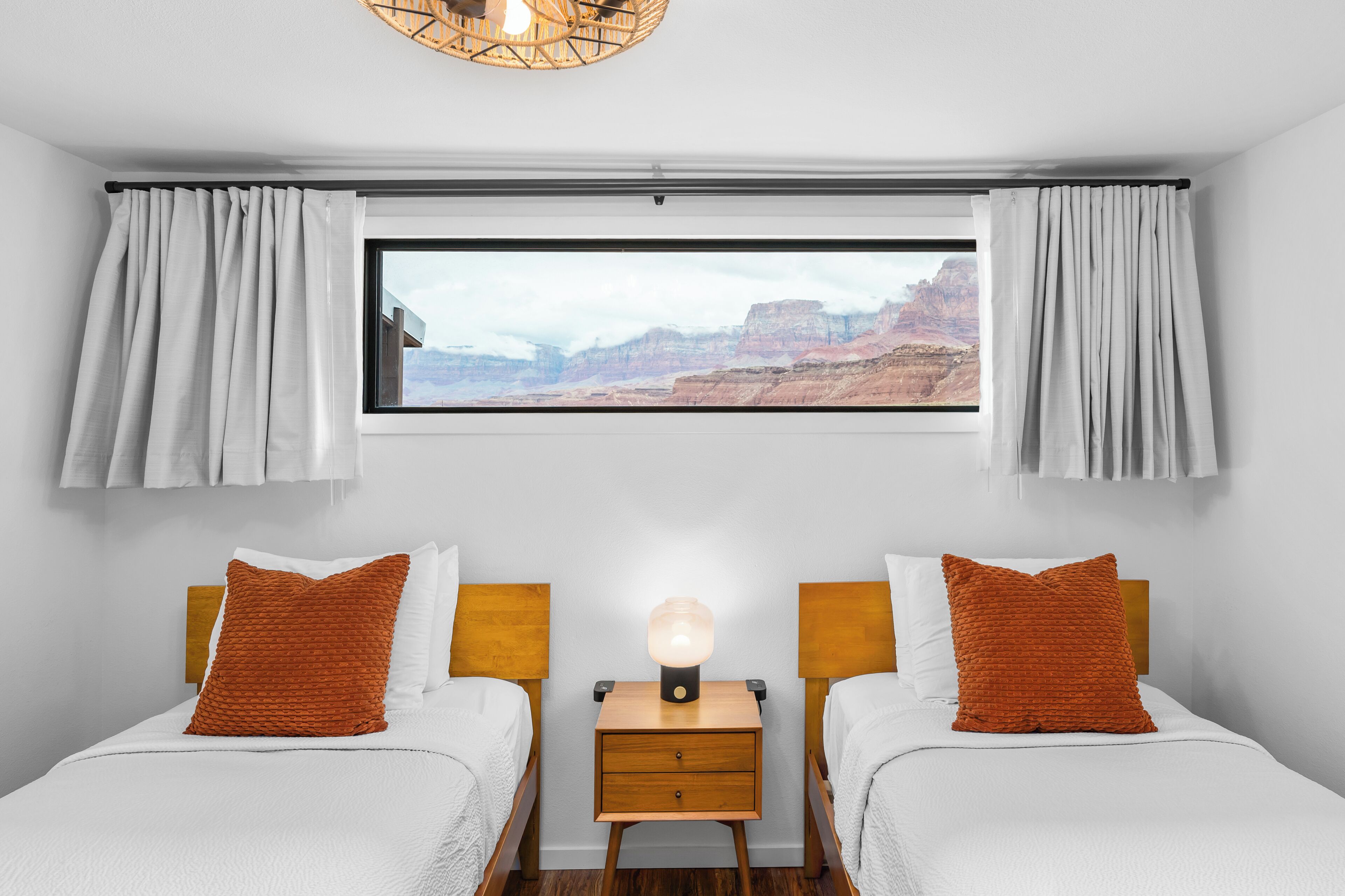 Apartamento | Escrivaninha, roupa de cama