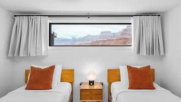 Appartement | Een bureau, beddengoed