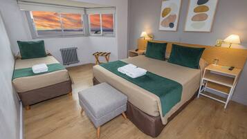 Ropa de cama hipoalergénica y caja de seguridad en la habitación