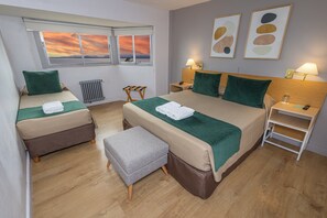Hypo-allergenic bedding, in-room safe, individually decorated - Hotel Plaza Bariloche (San Carlos de Bariloche)