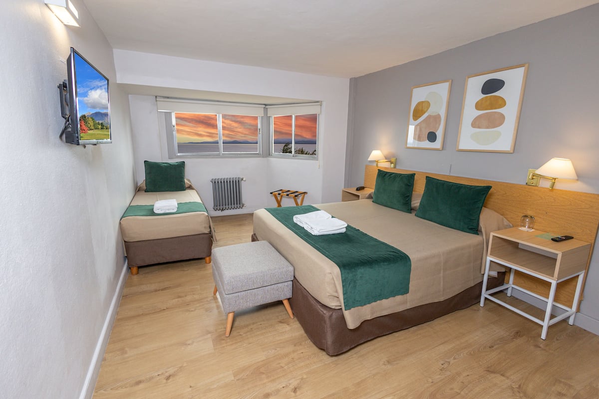 Camera tripla, vista lago | Biancheria da letto ipoallergenica, una cassaforte in camera