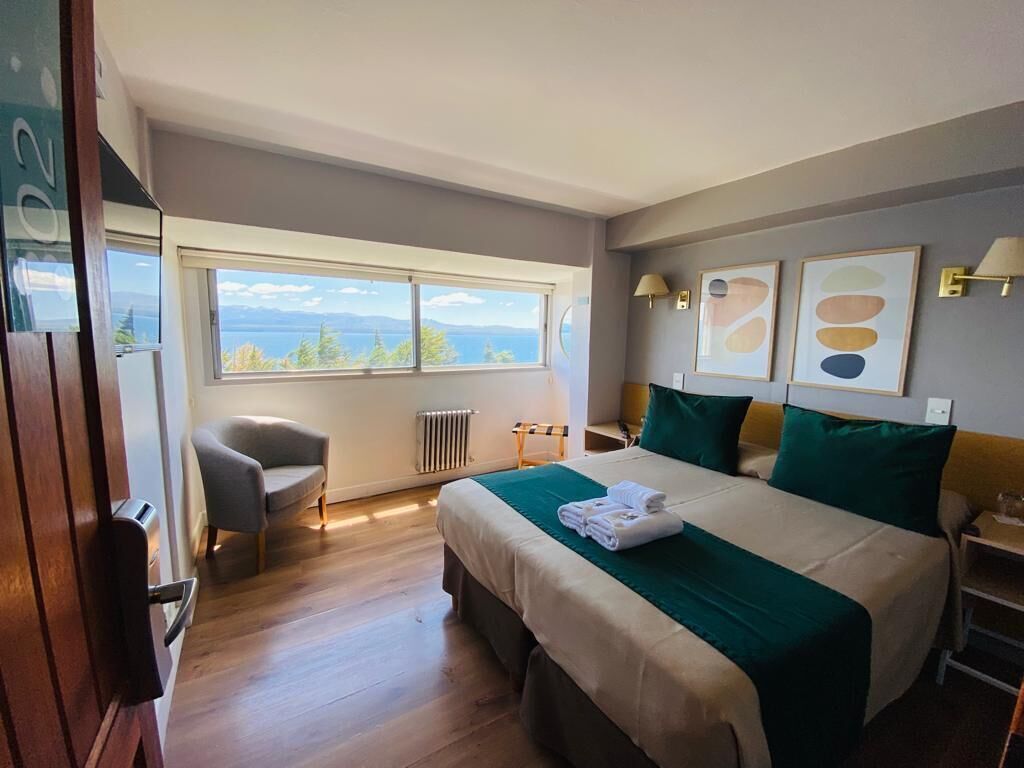 Ropa de cama hipoalergénica y caja de seguridad en la habitación 