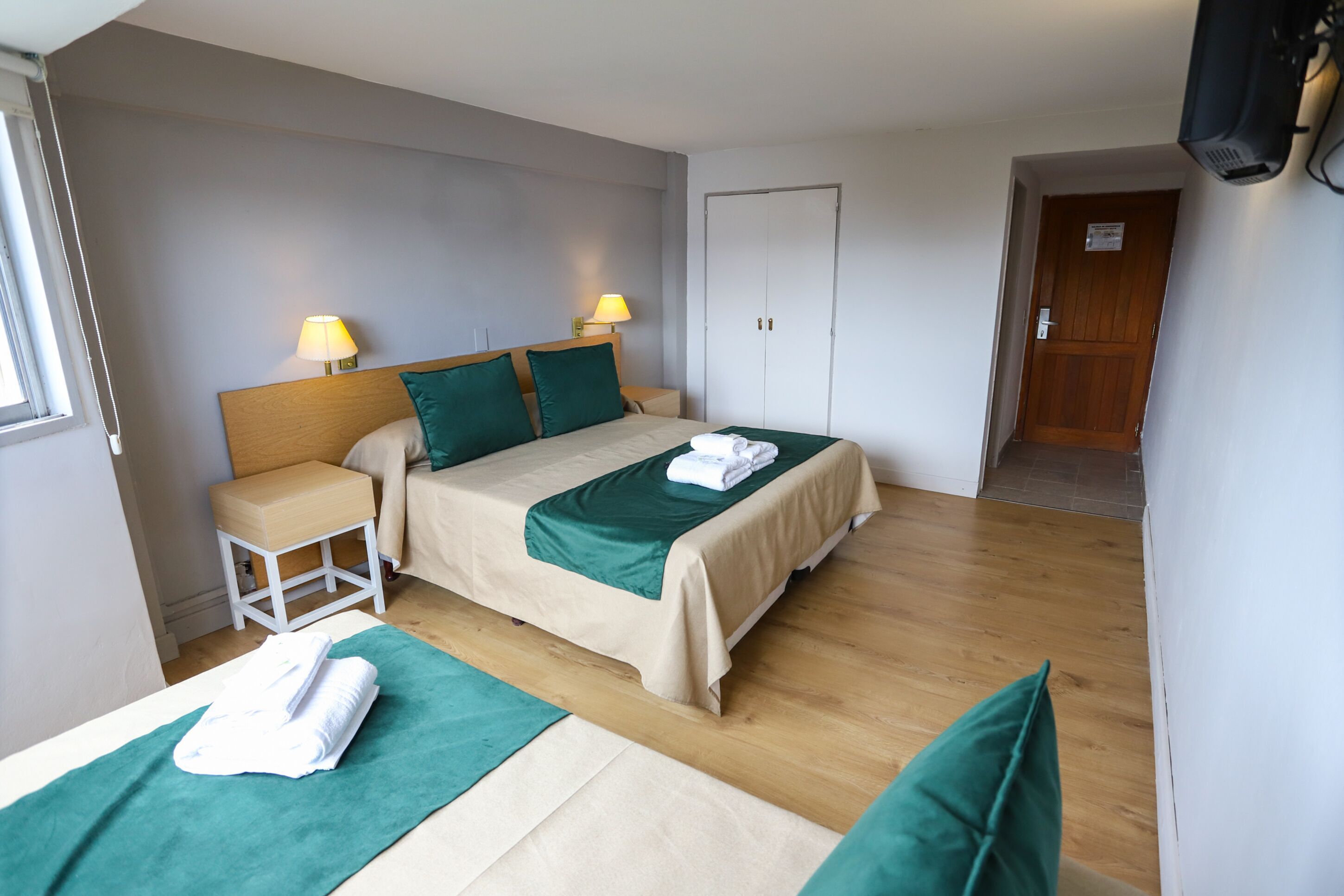 Ropa de cama hipoalergénica y caja de seguridad en la habitación 