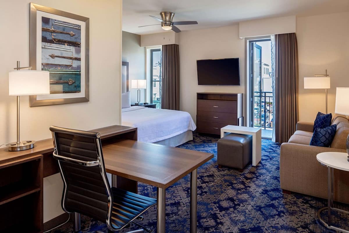 Ropa de cama de alta calidad y caja de seguridad en la habitación