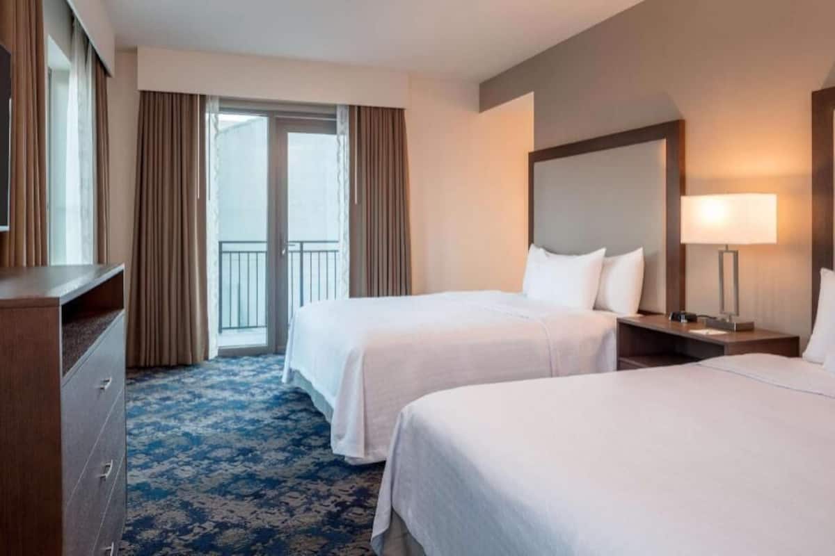 Ropa de cama de alta calidad y caja de seguridad en la habitación