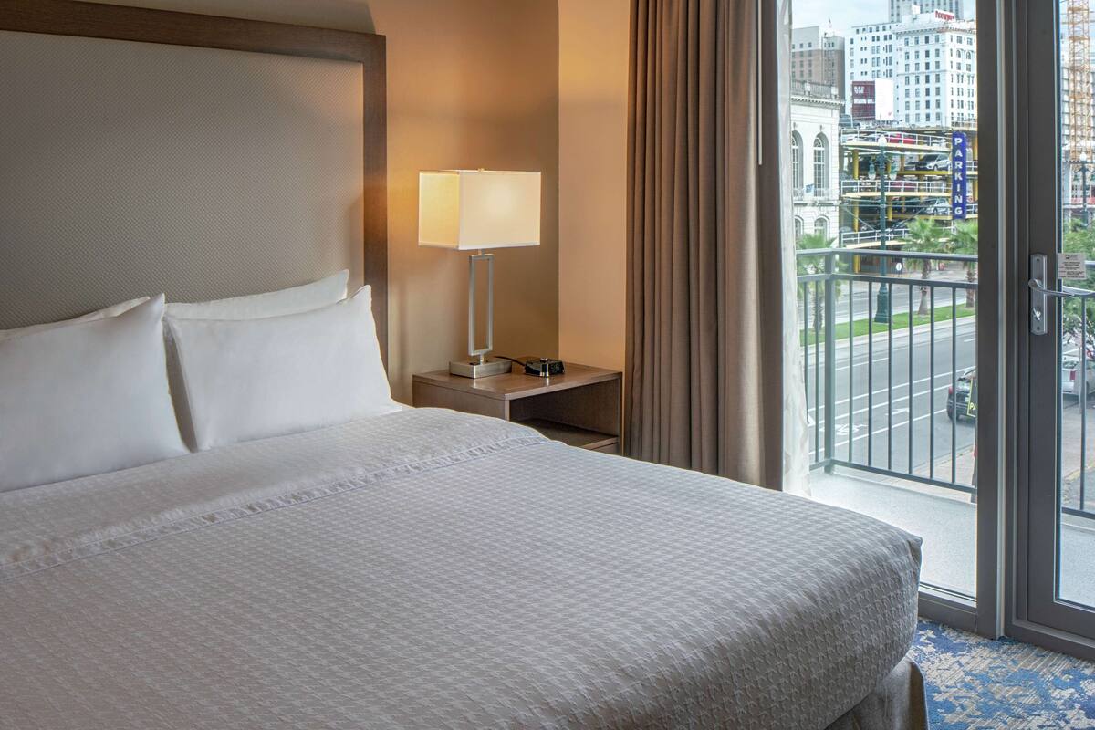 Suite, 1 kamar tidur, Bebas Asap Rokok, balkon | Seprai premium, brankas, meja kerja, dan ruang kerja ramah laptop