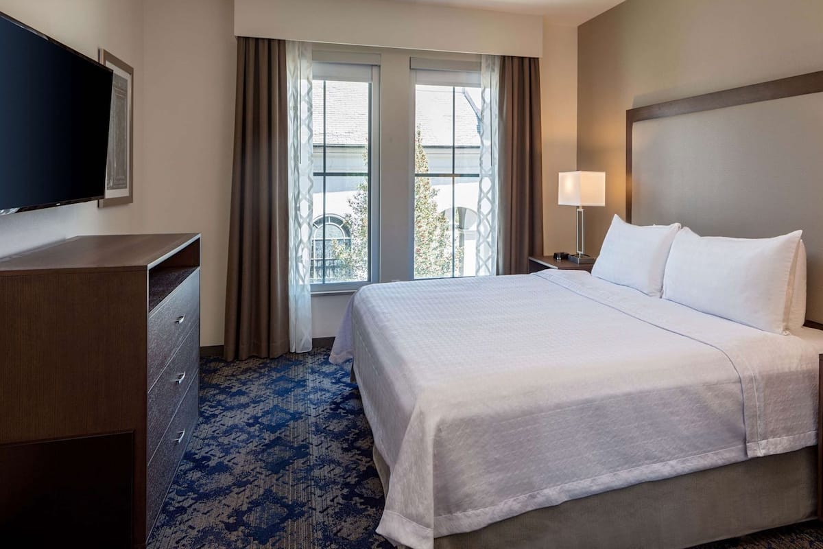 Ropa de cama de alta calidad y caja de seguridad en la habitación