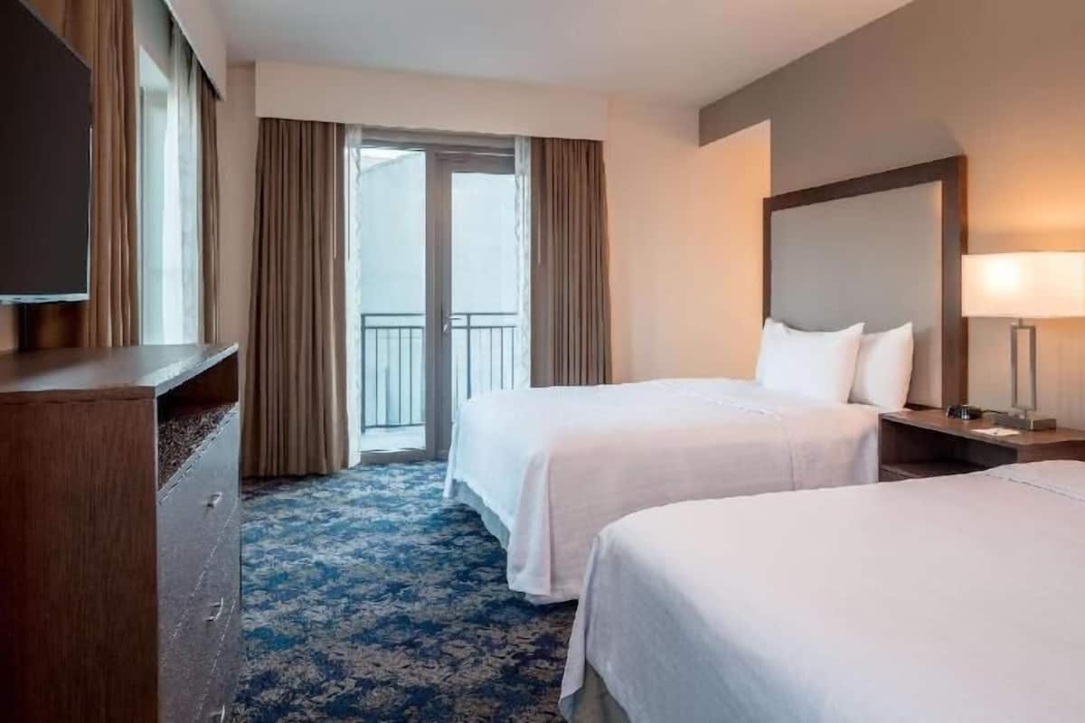 Ropa de cama de alta calidad y caja de seguridad en la habitación