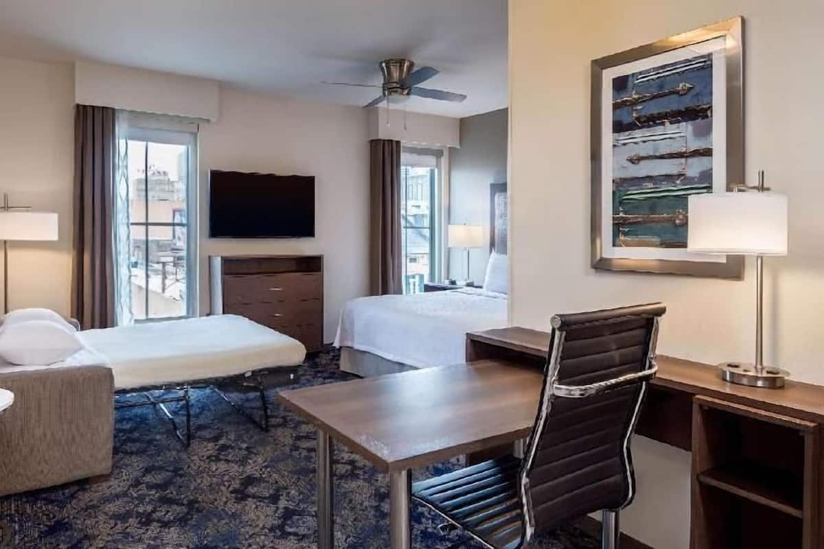 Ropa de cama de alta calidad y caja de seguridad en la habitación