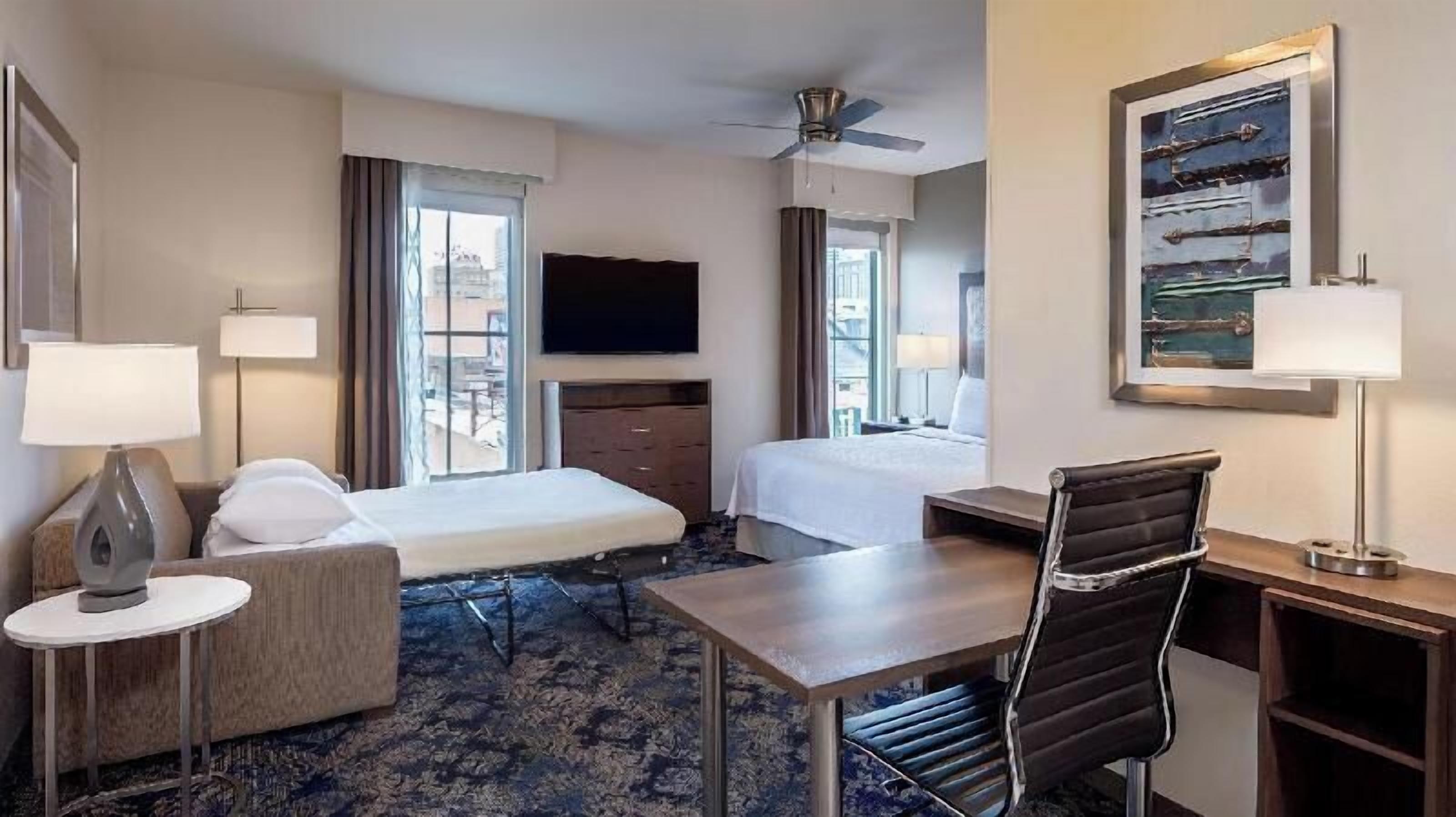 Ropa de cama de alta calidad y caja de seguridad en la habitación 