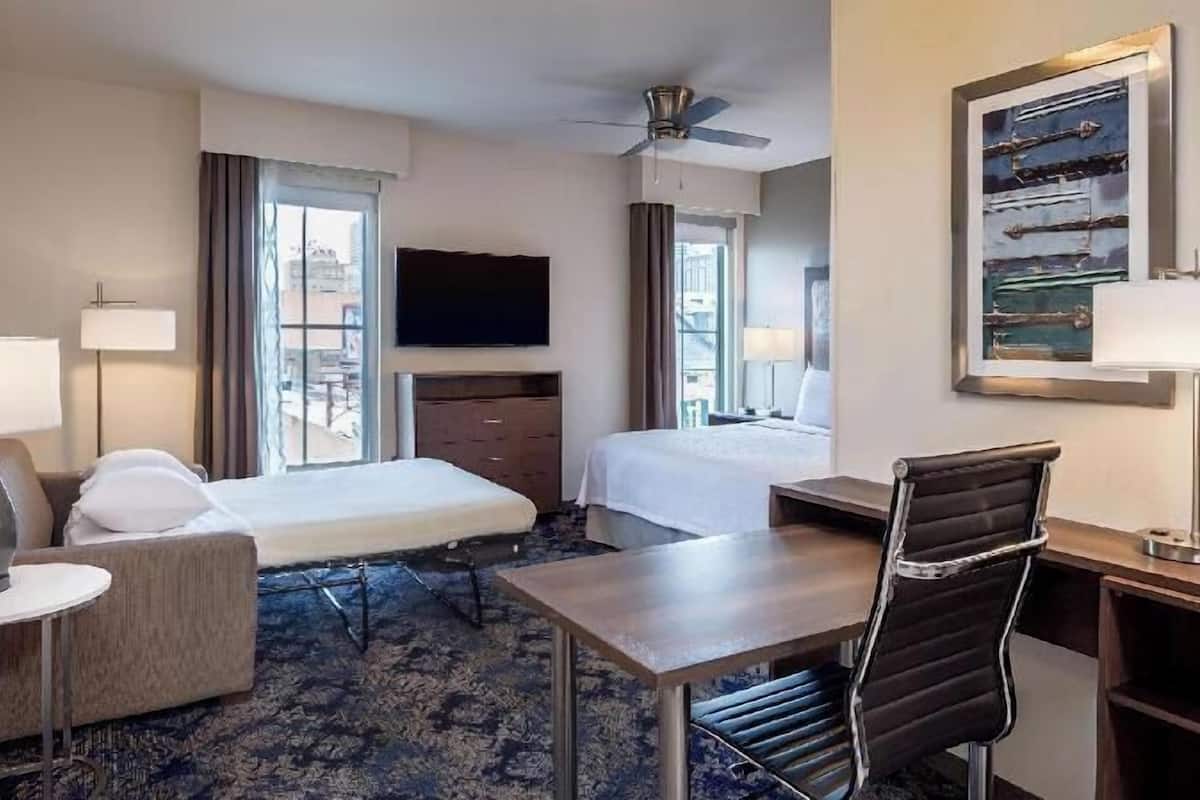 Ropa de cama de alta calidad y caja de seguridad en la habitación