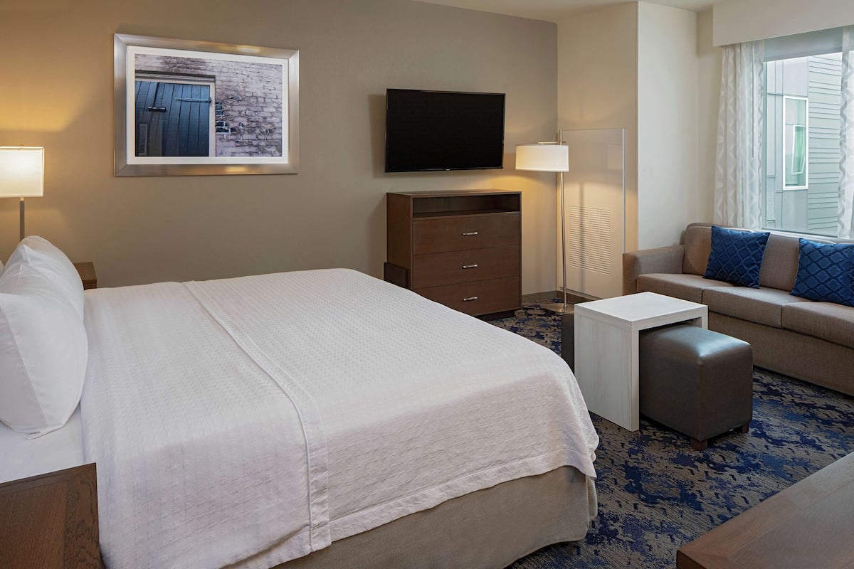 Suite, 1 Tempat Tidur King, akses difabel, pemandangan halaman (Bathtub) | Area keluarga | Televisi 50-inci dengan saluran TV kabel