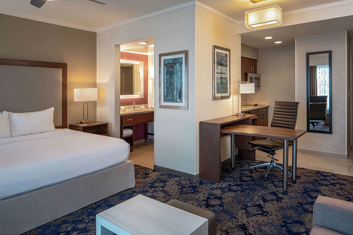 Studio, 1 Tempat Tidur King, akses difabel (Hearing) | Seprai premium, brankas, meja kerja, dan ruang kerja ramah laptop