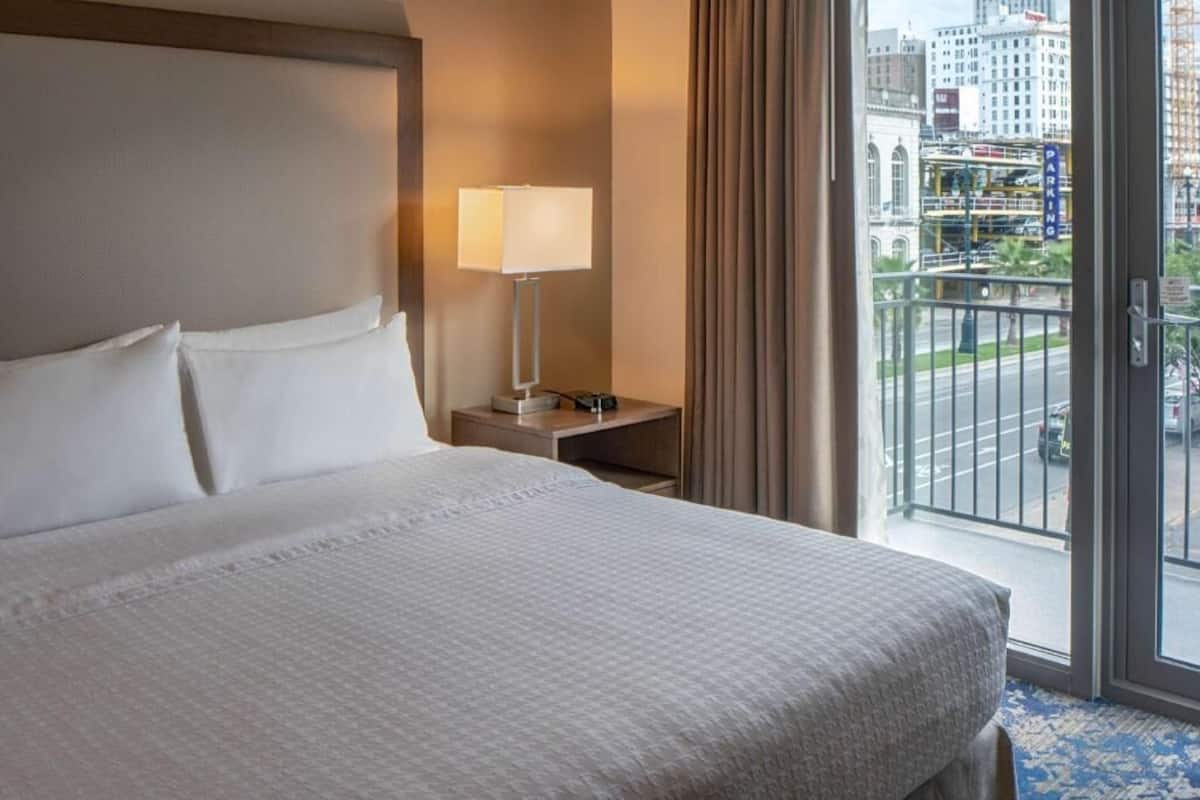 Ropa de cama de alta calidad y caja de seguridad en la habitación