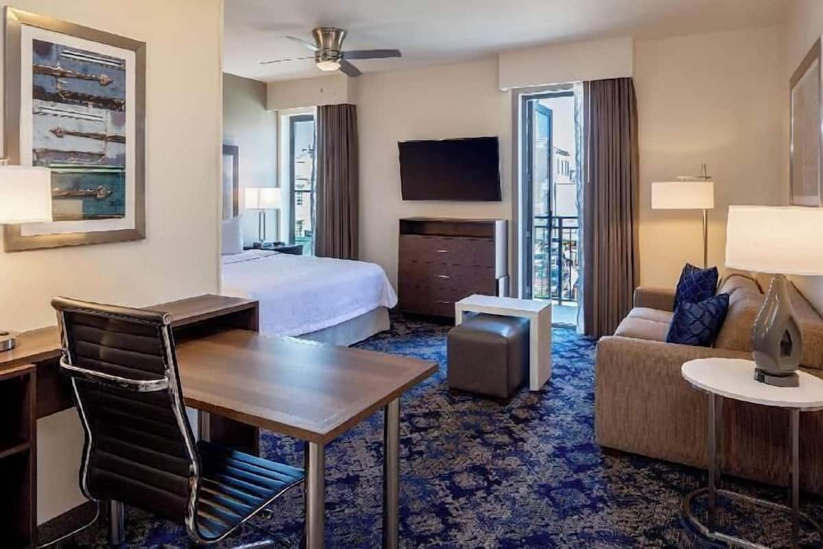 Ropa de cama de alta calidad y caja de seguridad en la habitación