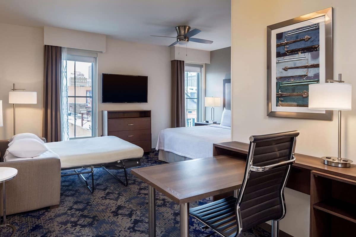 Ropa de cama de alta calidad y caja de seguridad en la habitación