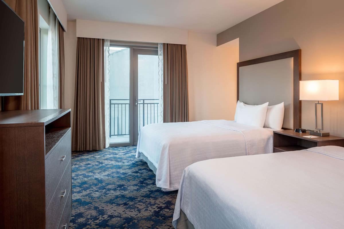 Ropa de cama de alta calidad y caja de seguridad en la habitación