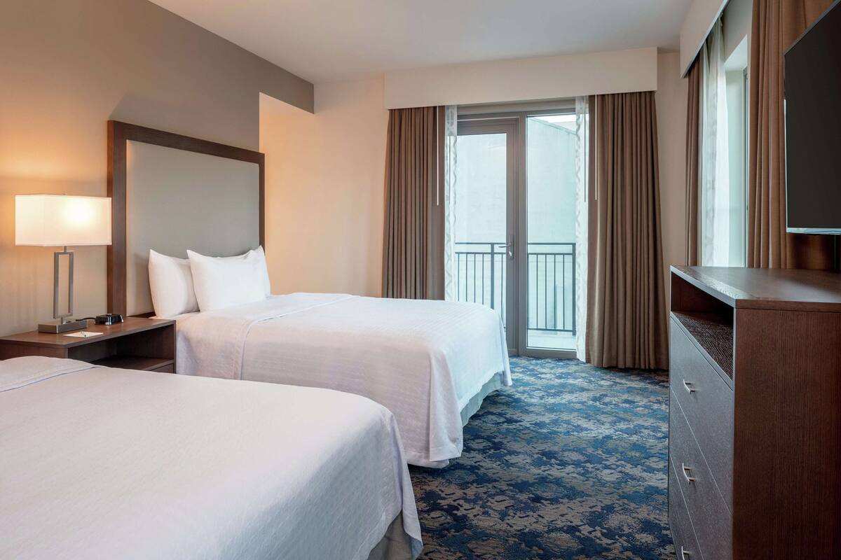 Suite, 2 Tempat Tidur Queen, akses difabel, balkon (Hearing) | Seprai premium, brankas, meja kerja, dan ruang kerja ramah laptop