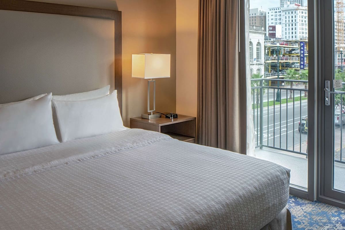 Ropa de cama de alta calidad y caja de seguridad en la habitación