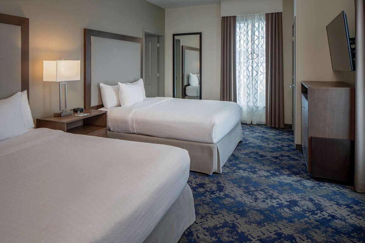 Suite, 2 Tempat Tidur Queen, akses difabel, Bebas Asap Rokok (Roll-in Shower) | Seprai premium, brankas, meja kerja, dan ruang kerja ramah laptop