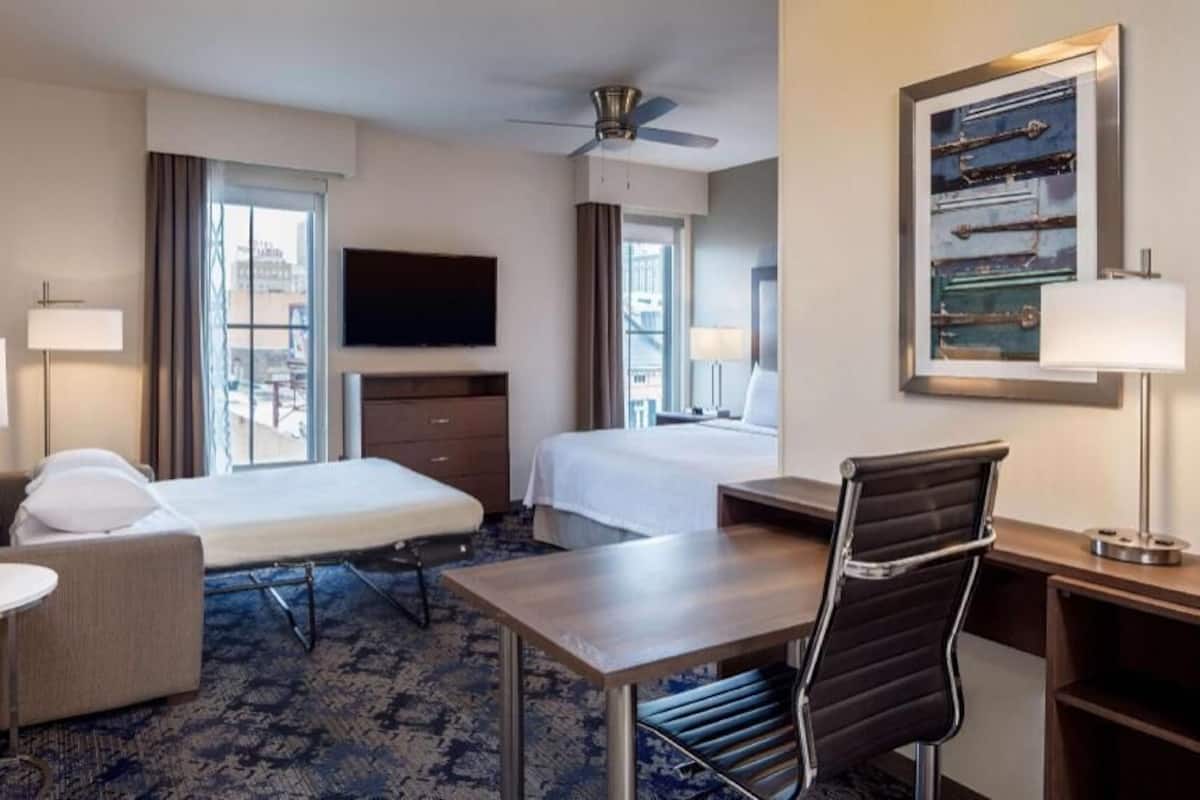 Ropa de cama de alta calidad y caja de seguridad en la habitación